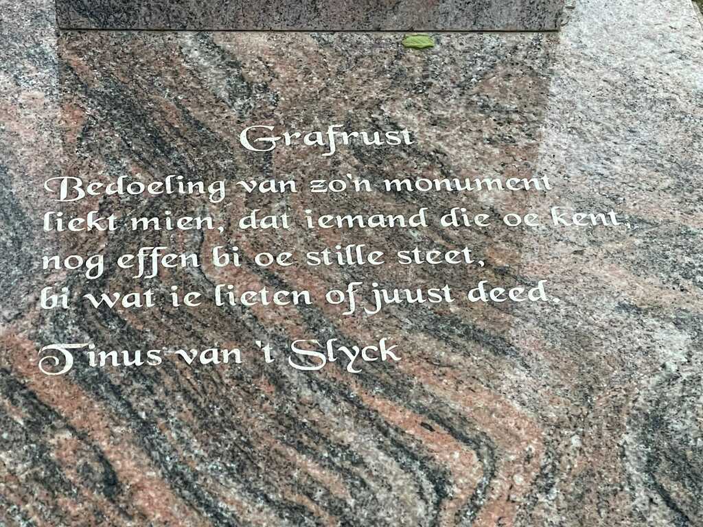 grafsteen Tinus met gedicht